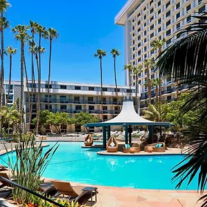 4* Отель Angeles Airport Marriott